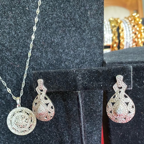 KARIS COLLECTION OF BEAUTY - Picture 2 of 10